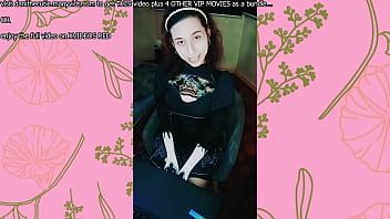 Abspielen Tgirl-Amateurin Dani única iha mit hübschem Gesicht lutscht ihren Dildo live in ihrem Stream, nachdem ein Zuschauer es verlangt hat