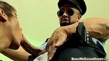 Redare Analul ofițerului de poliție crește slăbănog latin și îl facializează