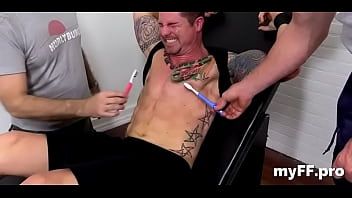Abspielen Zehen im Hals Homosexueller Fetisch Porno