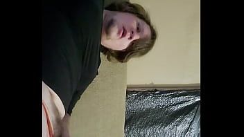 Abspielen Tyler masturbiert solo in Crossdress-Klamotten