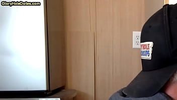 Reproducir Gloryhole amateur dilf soplando una polla dura en primer plano