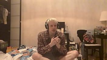 Jouer Sissy a toujours faim de bite crue
