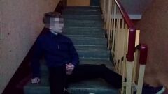 Abspielen Öffentlicher Wichsen auf der Treppe: Soloshow einer sexy Amateurin