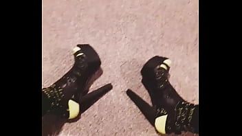 play Zufällige Clips in Höschen und High Heels