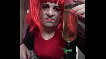 Odtwórz Biseksualne crossdressing cece wesoły mark wright połyka więcej własnych sików i będzie wracał codziennie, aż grzejnik przestanie się grzać