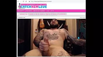 play Chico barbudo tatuado dispara una gran carga