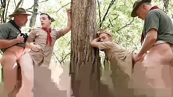 Riproduci Scoutgaysex.com - sesso a quattro nella foresta con i ragazzi scout Marcus Rivers. i ragazzi scout Marcus e Troye escono per fare delle escursioni mentre al campo si imbattono in capi scout. si sono scambiati di posto per lavorare sull'altro ragazzo