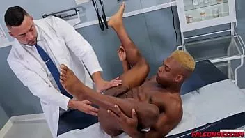 play Falconsex.com - المريض أدريان هارت يحصل على مارس الجنس من قبل دكتور لوكا مازي. اكتشف أدريان أن لوكا هو طبيبه الجديد ، فقام على الفور بخلع ساقيه في الهواء. مازي يبدأ على الفور في عمل إصبع في أدريان