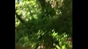 播放 纳蒂爸爸从奥科内河的泥泞水中喝水