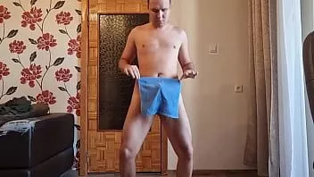 播放 用一条小小的蓝色毛巾慢速脱衣舞