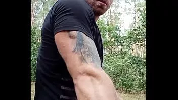 play 在森林里抽烟也用射液和健美姿势抽搐