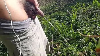 play După ce am urinat în pădure, o handjob sub soarele fierbinte cu penisul meu