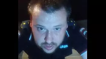 Reproduzir Vídeo completo: foda áspera do buraco anal de um policial com uma garrafa de vodka!