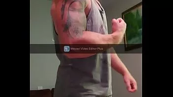 play Chico musculoso muestra cuerpo y se masturba en casa