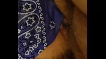 play Kerl mit verbundenen Augen nimmt jeden Zentimeter meines dicken Schwanzes in den Mund, bis ich auf seiner Zunge abspritze