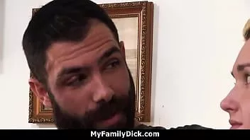 Riproduci Il patrigno invita il suo amico a scopare insieme il figliastro - myfamilydick