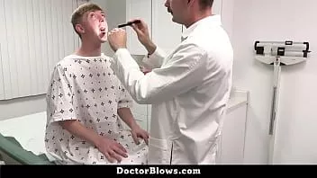 play Twink-Patient will wieder die Spezialbehandlung seines Lieblingsarztes - Johnny B, Andrew Powers - Doctorblows
