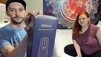 Odtwórz Foreglad fenian męski automatyczny masturbator rozpakowuje i demonstruje z Jasper Spice i Sophią Sinclair