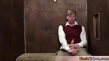 Reproducir Viejo sacerdote cachondo no puede creer lo que escucha