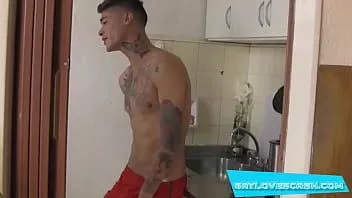 play Gaylovescash.com - kiedy szukałem facetów do moich filmów, zobaczyłem tego pięknego chłopaka spędzającego czas na ulicy, który rzucił mi zalotne spojrzenie.