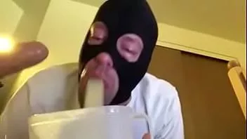 চালান টয়লেট ফ্যাগ slurps প্রস্রাব এবং এটা pukes
