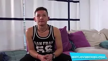 Odtwórz Gaylovescash.com — Corey dostrzega Darrela siedzącego samotnie w parku i pyta, czy zgodziłby się zrobić mu zdjęcia w zamian za gotówkę.