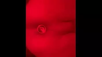 تشغيل طرفة عين ضيقة cums على البطن مع المكونات في butthole