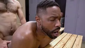 play কালো স্টাড লকার রুমে fucked পায়