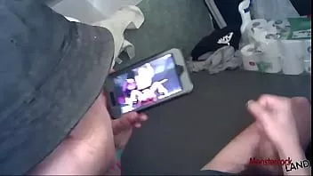 Reproduzir Colega de quarto assistindo pornô e masturbando um pau enorme e grosso