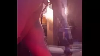 play Submissoab1 w kajdankach bawi się jego tyłkiem w piątkowy wieczór