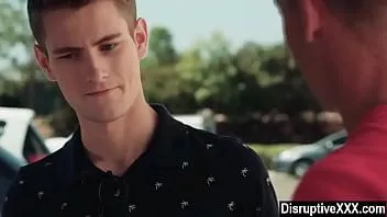 Reproducir Deportista en el armario golpeando a un compañero de clase gay nerd