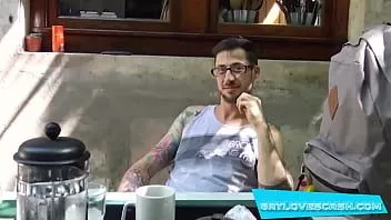 play Gaylovescash.com: es muy afortunado que este camarógrafo tuviera su cámara sobre él cuando estaba desayunando.