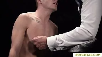 Redare Sclav proaspăt sexy își devine fundul dominat