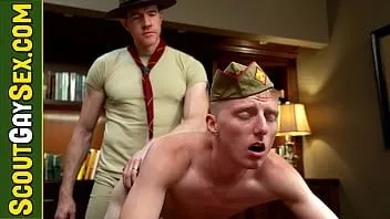 Redare Scoutgaysex.com - Maestrul cercetașului Legrand Wolf întreabă-l pe Richie West dacă dorește ca angajamentul în schimb este fundul lui umed. Richie nu a refuzat pentru că vrea pula de maestru cercetaș