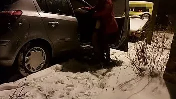 play 下雪的时候在户外挂着（性交）