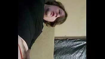 Abspielen Tyler masturbiert solo in Crossdress-Klamotten