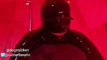play Gumowy gimp przywiązany z hakiem elektrycznym i cbt