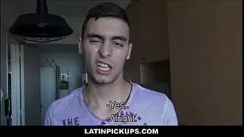 Reproduzir Garoto latino gostoso pegando comida por dinheiro enquanto olhava para apartamentos em pov - cano