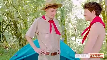 play Guysaysyes.com - el maestro explorador colton mckeon está revisando la carpa del explorador gris dorado en busca de fugas y cuando se da la vuelta, encuentra a gris completamente desnudo.
