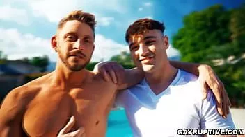 Reproduzir Johnny Ford e Michael Boston são homens bonitos e sensuais prontos para serem filmados por Todd, um cineasta que tem um fetiche de filmagem por sexo anal explícito.