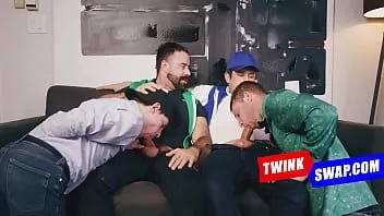 Putar Twinks bekerja sama & mengambil ayah tiri satu sama lain