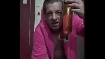 Играть Бисексуальный гей марк райт так сильно любит свою мочу, что его не особо беспокоит, соленая она сладкая или кислая