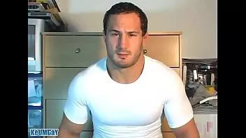 play Sylvain Potard, sportowy mężczyzna str. 8, pozwala nam bawić się swoim wielkim kutasem.