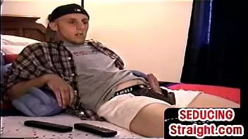 Reproducir Seduciendo a gaydaddy chupando polla peluda str8 en su casa
