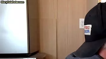 Odtwórz Amatorski dilf Gloryhole dmucha twardego kutasa w zbliżeniu
