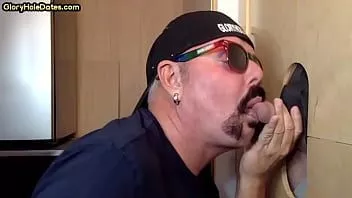 Odtwórz Gloryhole dilf zostaje wypełniona spermą po ssaniu kutasa