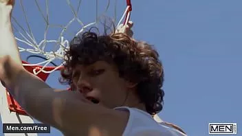 play Cristiano y leo louis juegan baloncesto con un pantalón corto que muestra su gran polla sube y baja cuando salta - hombres
