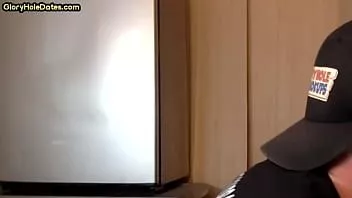 Reproducir Gloryhole maduro gay chupando polla en primer plano amateur pov