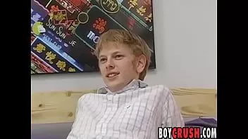 play Uroczy młody Sky Sylvanus masturbuje się i spuszcza się po rozmowie kwalifikacyjnej