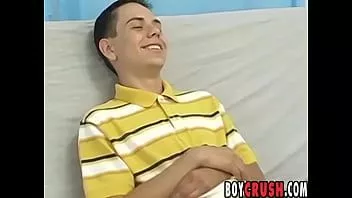 Riproduci L'adorabile Cody Ethan si masturba e viene dopo un'intervista